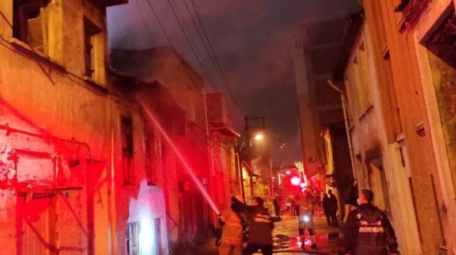 İzmir de evsizlerin kaldığı binada yangın!