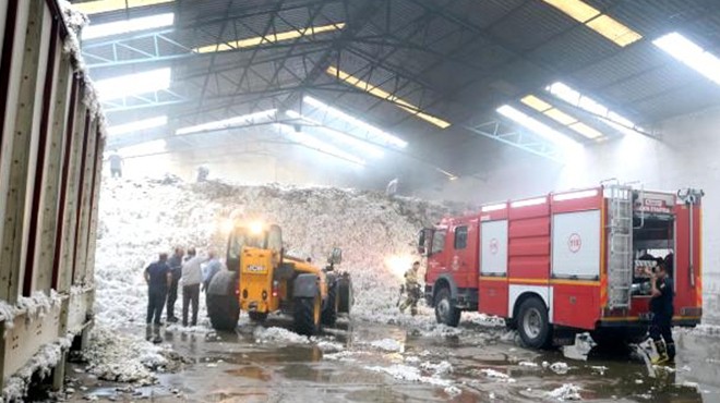 İzmir de fabrika yangını: 300 ton pamuk kül oldu!
