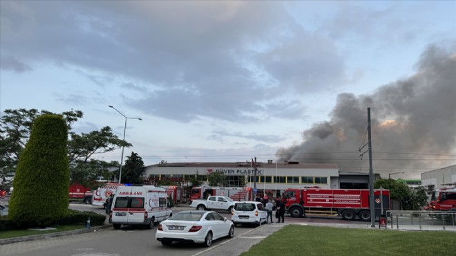 İzmir de fabrika yangını... Gökyüzü siyaha boyandı!