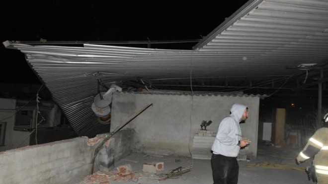 İzmir’de faciadan dönüş: Rüzgar çatıyı uçurdu!