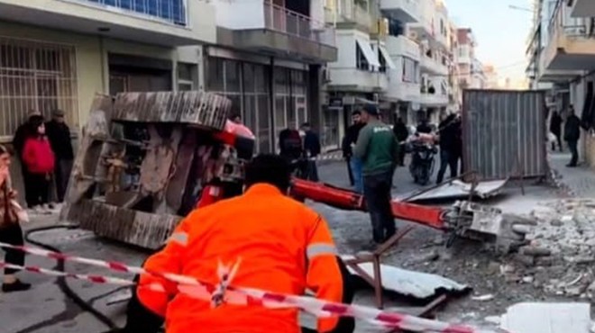 İzmir de faciaya kıl payı... Çatıdan iş makinesi düştü!