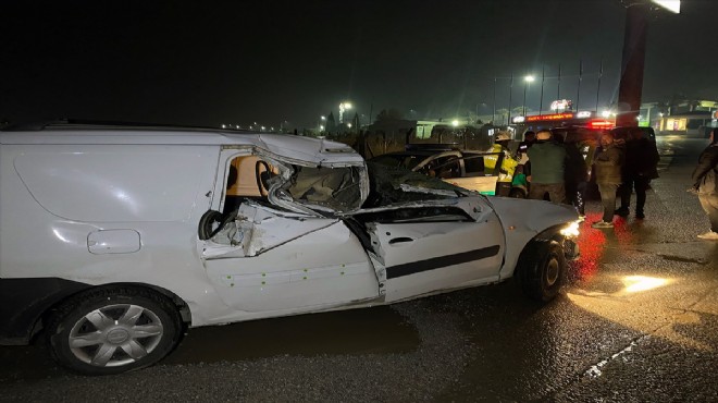 İzmir de feci kaza: 1 i bebek 3 yaralı