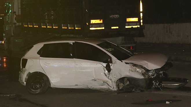 İzmir de feci kaza: Araçtan fırlayan genç can verdi!
