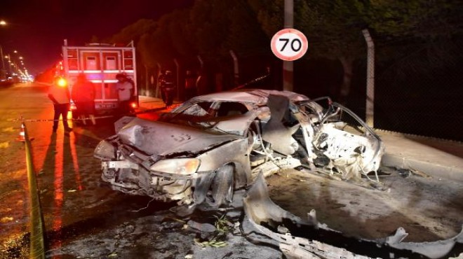 İzmir de feci kaza: Bariyerlere çarpan araç alev aldı!