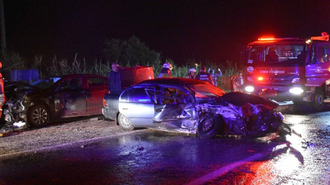 İzmir de feci kaza: İki araba kafa kafaya çarpıştı