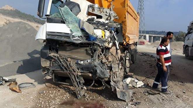 İzmir de feci kaza: Kamyon sürücüsü öldü!