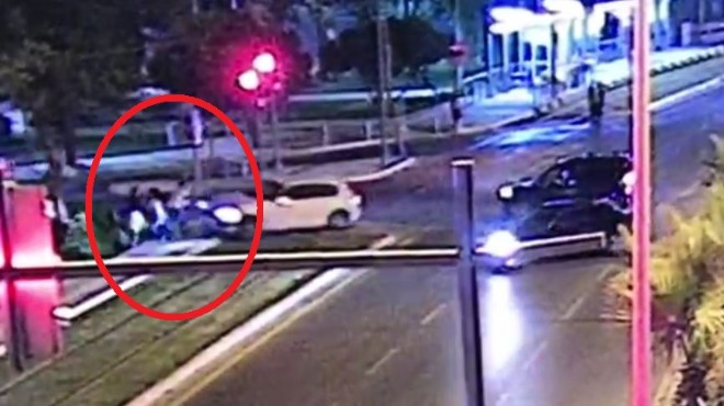 İzmir de feci kaza: Kırmızı ışıkta geçti, 3 kişiyi ezdi!