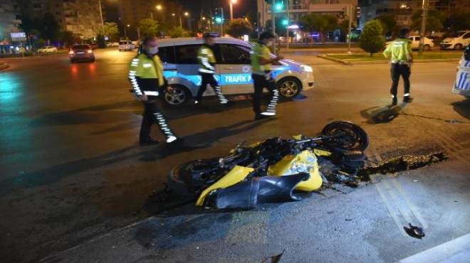 İzmir de feci kaza: Motosiklet ikiye ayrıldı!