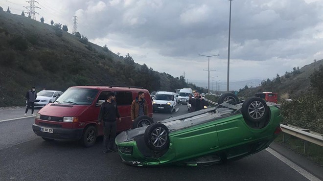 İzmir de feci kaza: Otomobil takla attı!