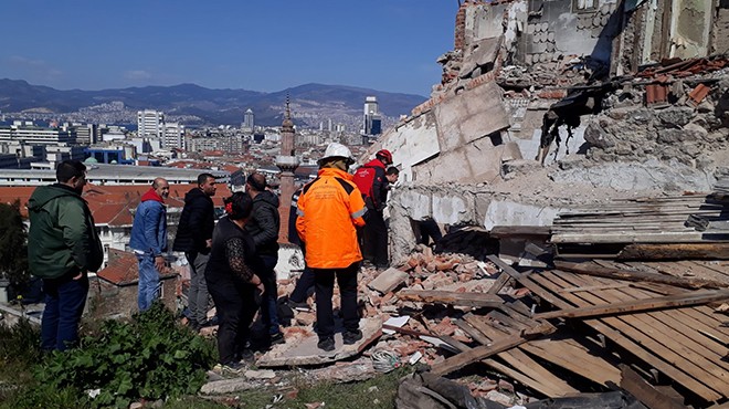 İzmir de feci olay... Hurda toplamak için girdiği bina çöktü!
