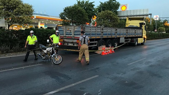 İzmir de feci ölüm... Motosiklet sürücüsü TIR ın altında kaldı!