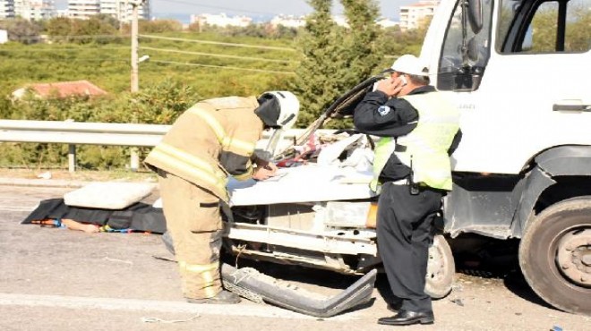 İzmir de feci ölüm: TIR ın altında kalan araç paramparça oldu!