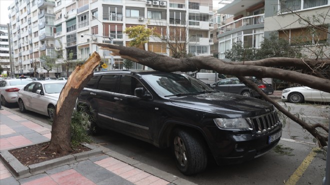 İzmir’de fırtına hayatı olumsuz etkiledi