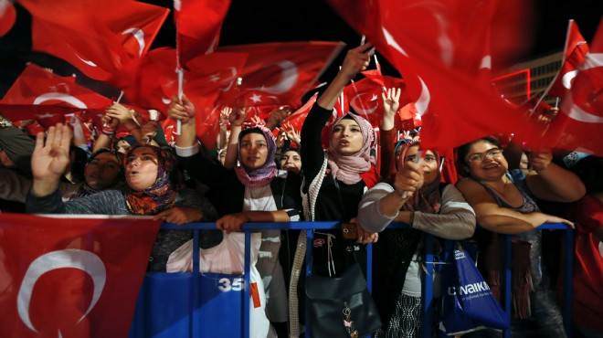 İzmir’de gece raporu: Demokrasi nöbeti tam gaz, Çiğli’de özel önlem!