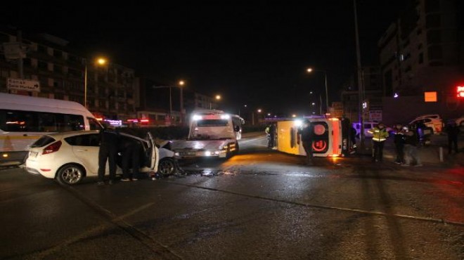 İzmir de gece yarısı kaza: Ambulans devrildi!