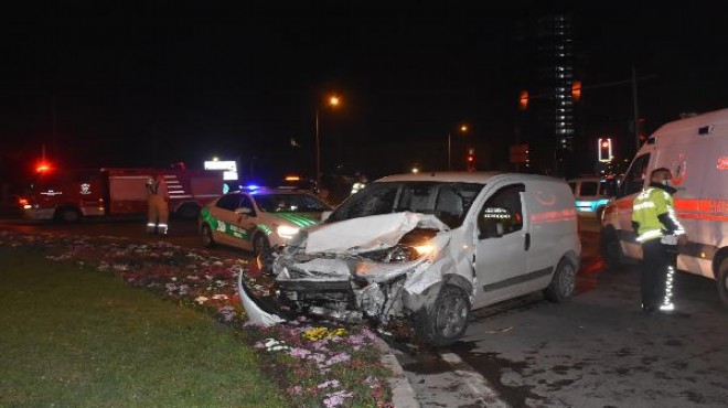 İzmir de hafif ticari araç otomobile çarptı: 4 yaralı