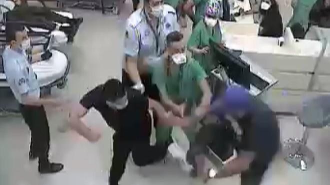 İzmir de hastane karıştı: İki doktor ve bir polise darp!