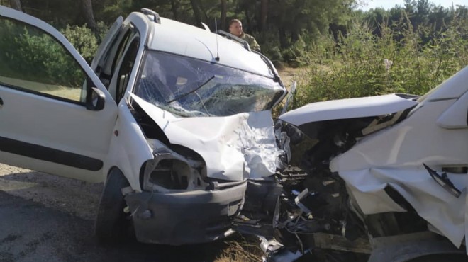 İzmir de iki araç kafa kafaya çarpıştı: Ölü ve yaralılar var!