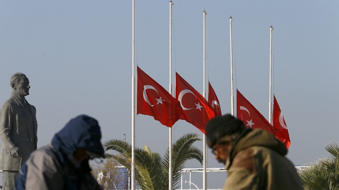 İzmir’de İstanbul yası: Bayraklar yarıya indi, teröre lanet yağdı!
