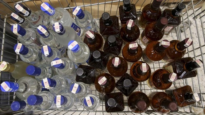 İzmir de kaçak alkol denetimi... Binlerce şişe yakalandı