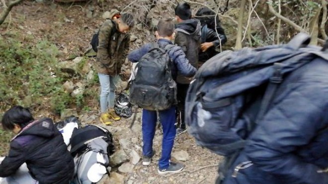 İzmir de kaçak göçmen operasyonu: 2 si organizatör 87 gözaltı