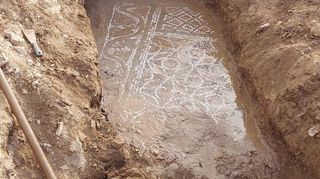İzmir de kaçak kazıdan Roma mozaiği çıktı