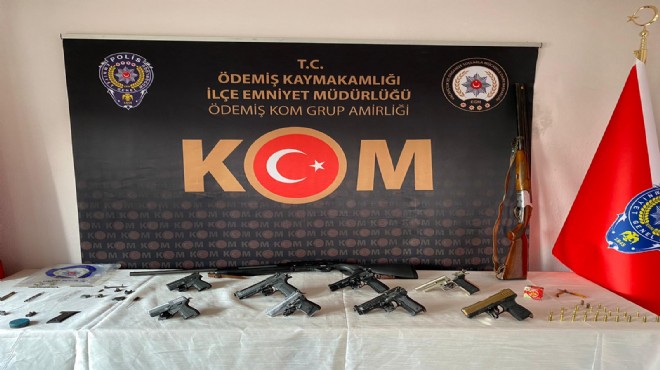 İzmir de kaçak silah operasyonu: Cephanelik gibi silahlar çıktı!