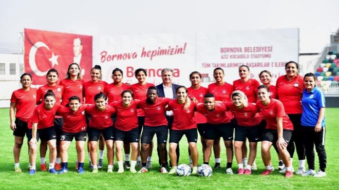 İzmir de kadın milli futbolcularından şiddete tepki!