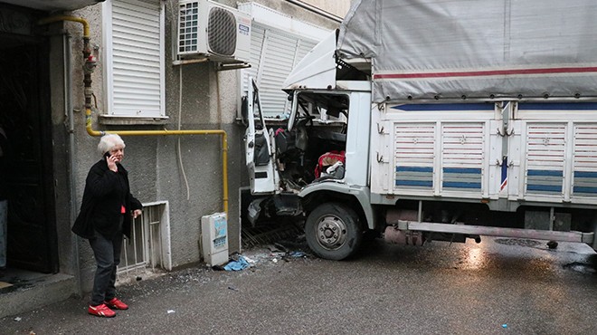 İzmir de kamyon eve çarptı