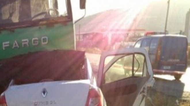 İzmir de kamyonla otomobil çarpıştı: 3 ölü