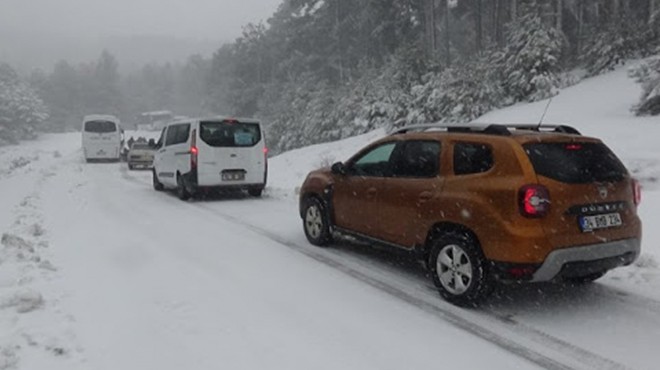 İzmir de karda mahsur kalan araçları ekipler kurtardı
