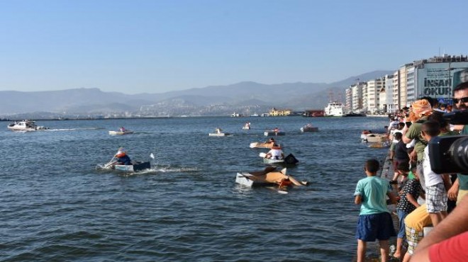 İzmir de kartondan tekne yarışmasında renkli görüntüler