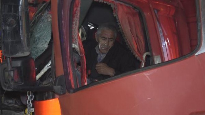 İzmir de kaza: Araçta sıkıştı, 1 saatte kurtarıldı