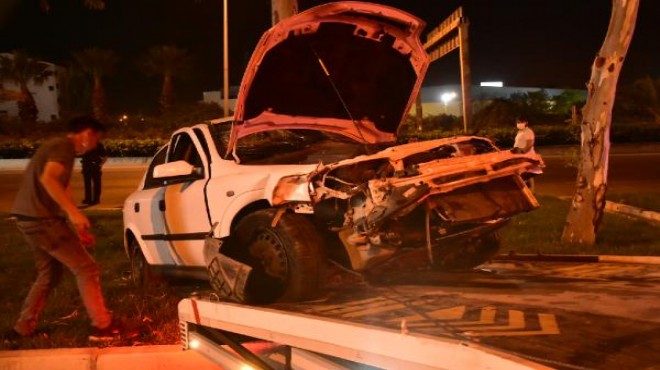 İzmir de kaza... İki kişi arabada sıkıştı!