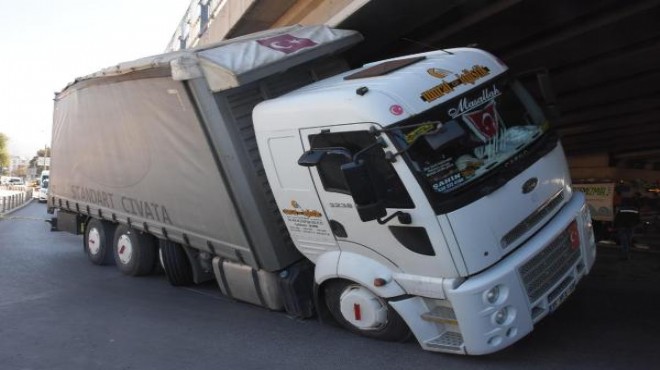 İzmir de kaza: Kamyon köprüye takıldı!