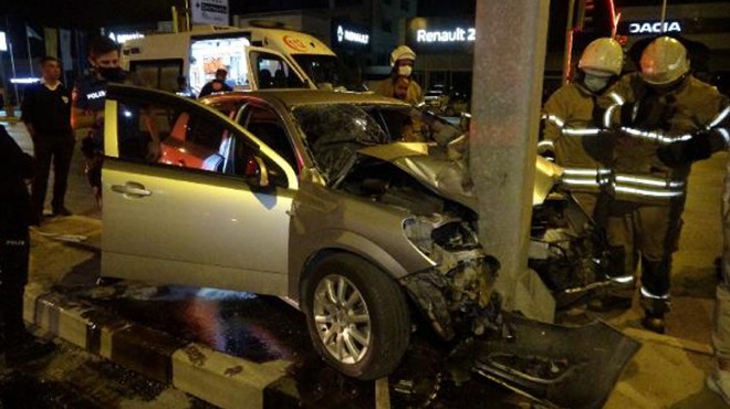 İzmir de kontrolden çıkan otomobil direğe çarptı: 2 yaralı!