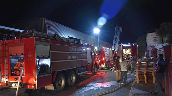 İzmir de korkutan fabrika yangını!