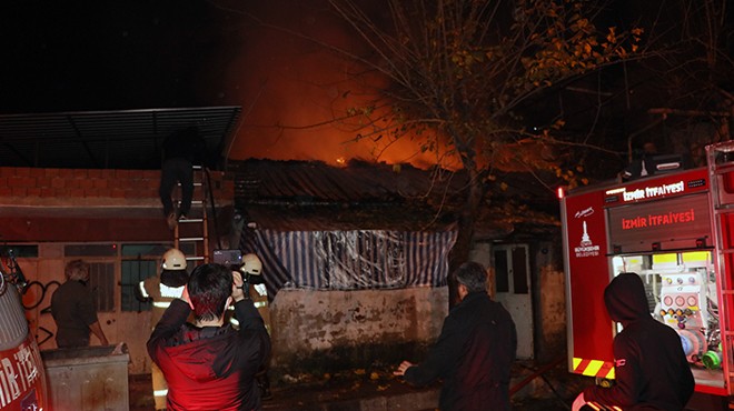 İzmir de korkutan yangın: Yaşlı adamı mahallenin gençleri kurtardı!