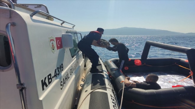 İzmir de lastik bottaki göçmenler kurtarıldı