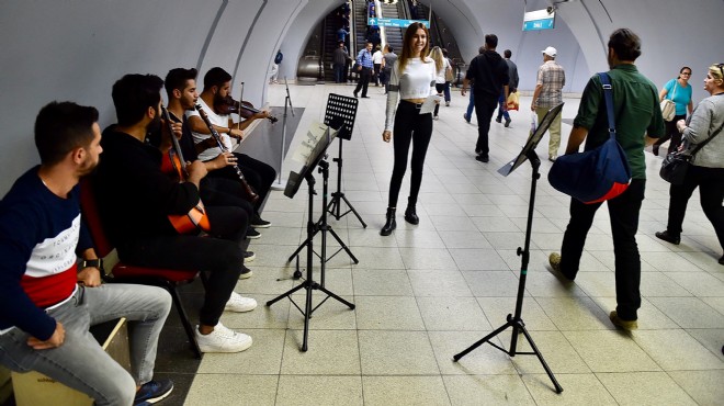 İzmir de metro senfonisi: Sahne gençlerin...