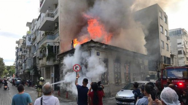 İzmir de metruk ev, alev alev yandı