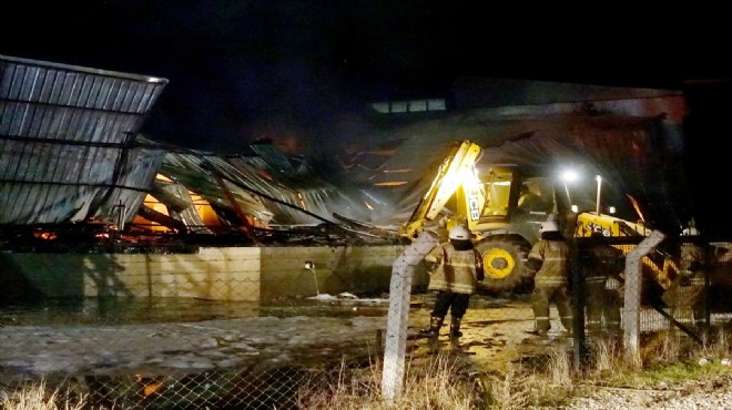 İzmir de mobilya fabrikası yangında hasar gördü