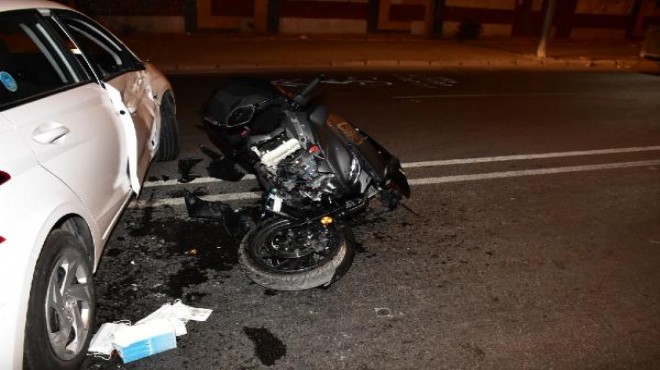 İzmir de motosiklet otomobile çarptı: 1 i polis 2 yaralı