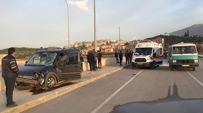 İzmir de motosikletli genç kaza yaptı: 2 yaralı!