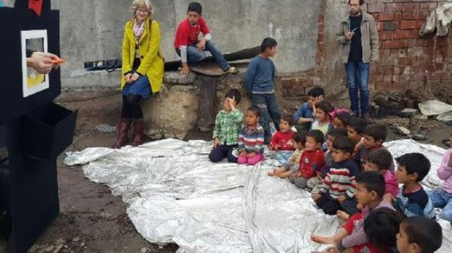 İzmir de mülteci çocuklara kukla sevinci