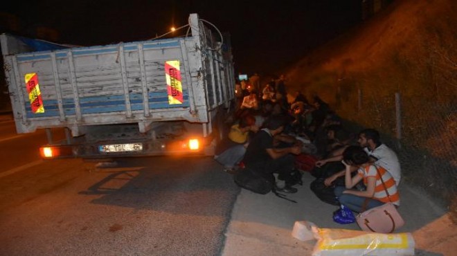İzmir de mülteci operasyonu: Kamyonet arızalanınca...