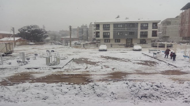 İzmir de o ilçelerinde lapa lapa kar yağışı!