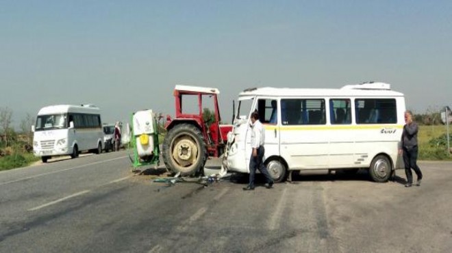 İzmir’de öğrenci servisi traktörle çarpıştı: 24 yaralı