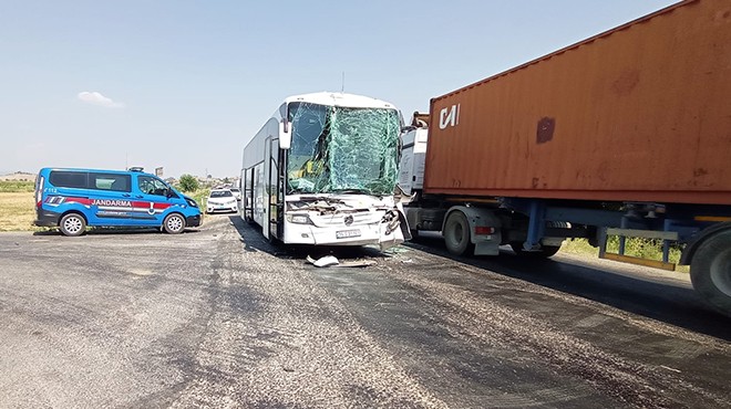 İzmir de otobüs ile TIR çarpıştı: 3 yaralı!