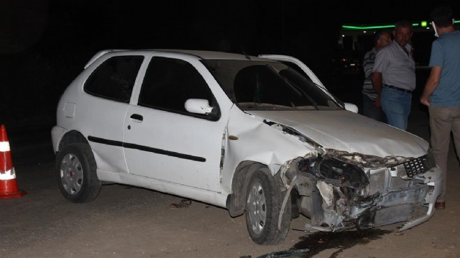 İzmir de otomobil hafriyat kamyonuna çarptı: 3 yaralı